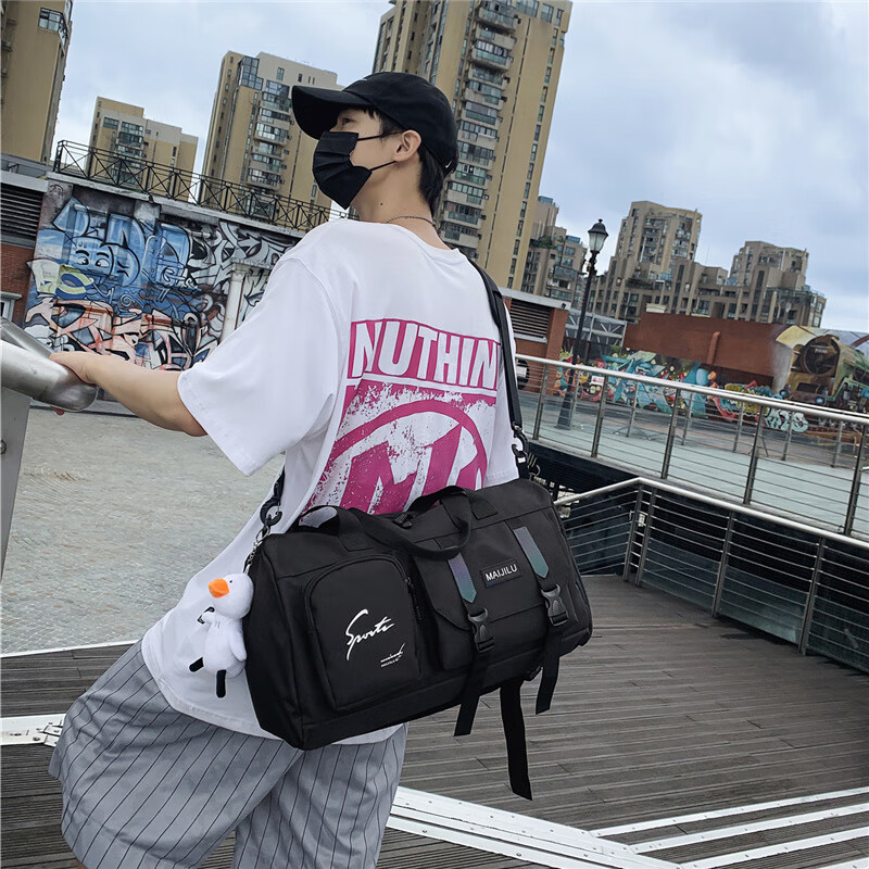 酷森旅行包男行李包大容量健身包 新款单肩斜挎运动包女防泼水时尚学生收纳行李袋出差休闲手提包 黑色【带鸭子挂件】