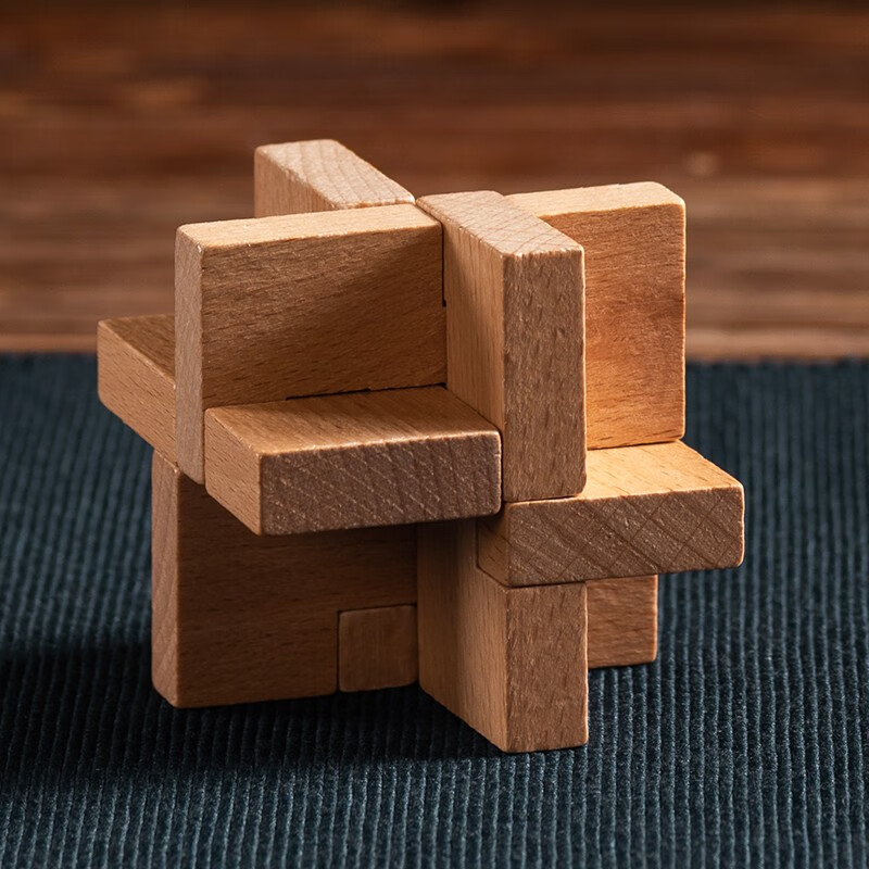 鲁班锁孔明锁儿童积木益智玩具全套成人解压玩具 十级难度实木质 墙角