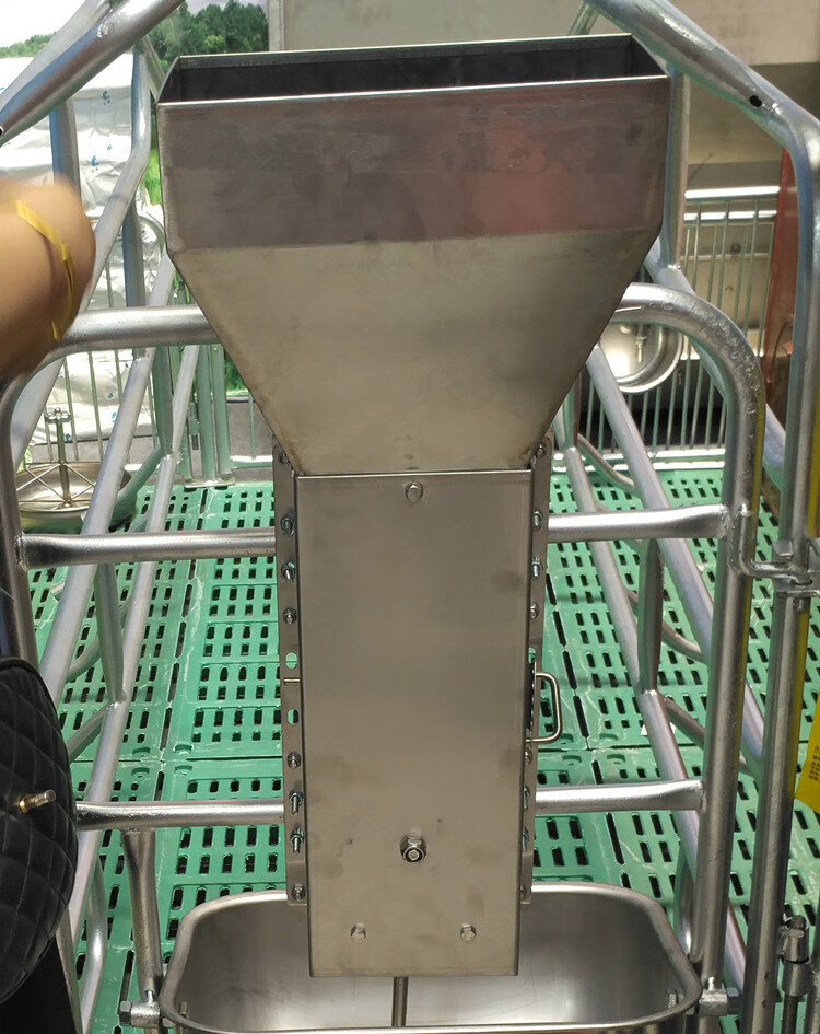 勋狸粑自动母猪产床喂料器全自动母猪食槽饲喂器定位栏猪料槽食槽下