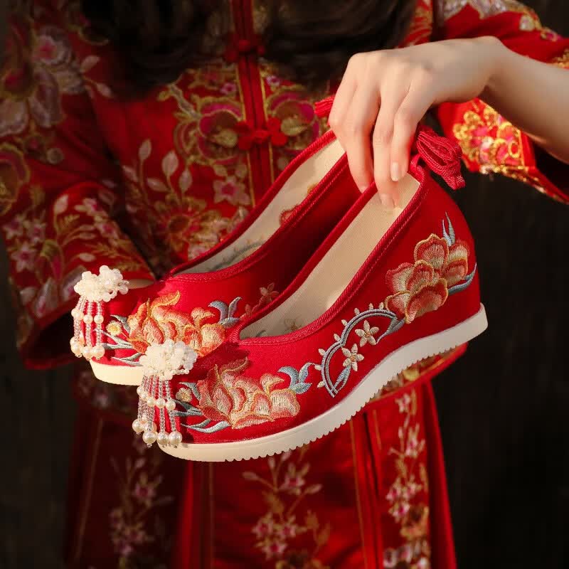 魅蜜妃【春夏新款流苏汉服鞋古风绣花鞋新娘鞋秀禾婚鞋中式增高 婚鞋7厘米红色 37属于什么档次？