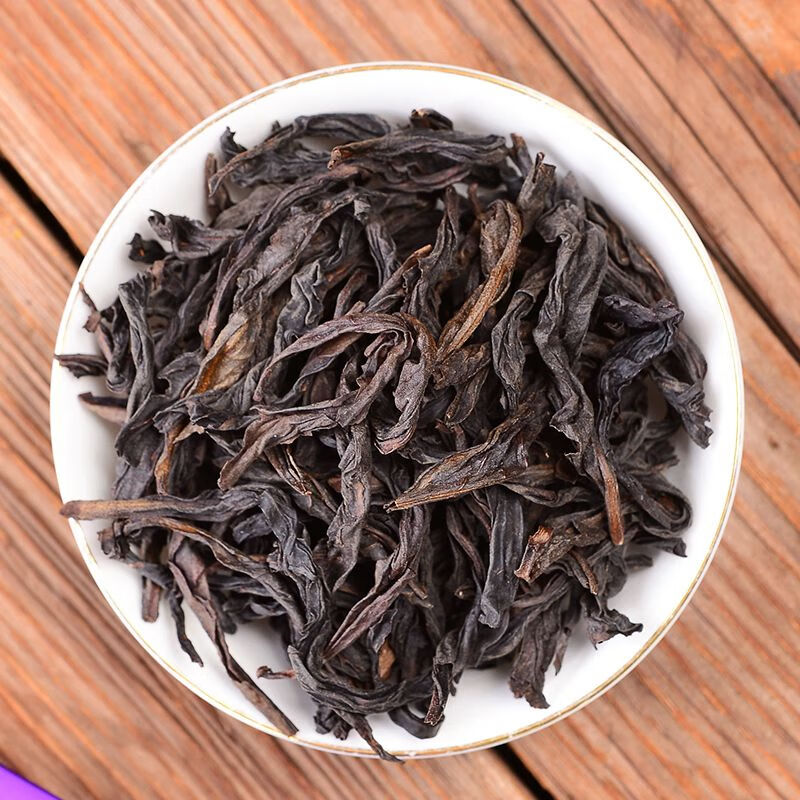 1,大红袍,产于福建武夷山,属乌龙茶经过采摘萎凋摇青炒青揉捻烘焙等