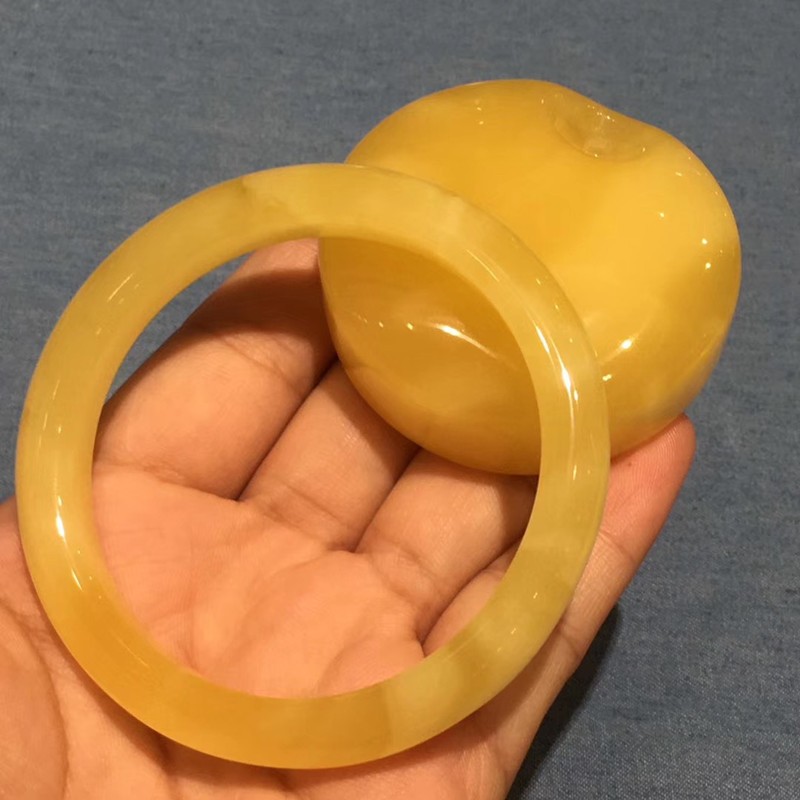 君政收藏款原矿鸡油黄飘白花蜜蜡手镯纹路清晰蜡质浓郁手镯无杂无裂越