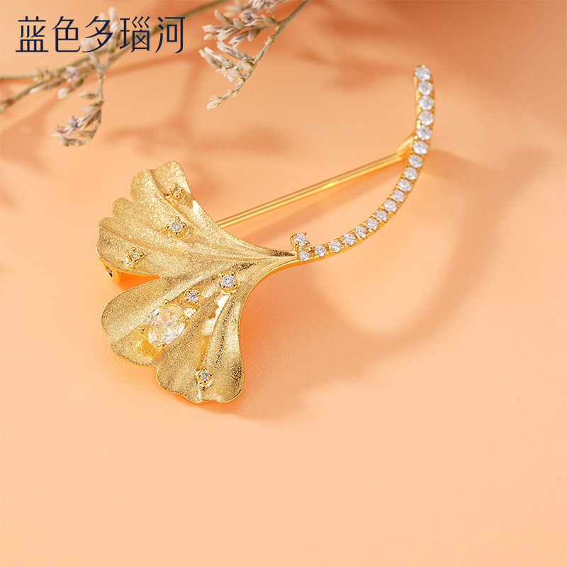 蓝色多瑙河 异彩系列黄18k金群镶35分钻石胸针 银杏叶 18分椭圆黄钻