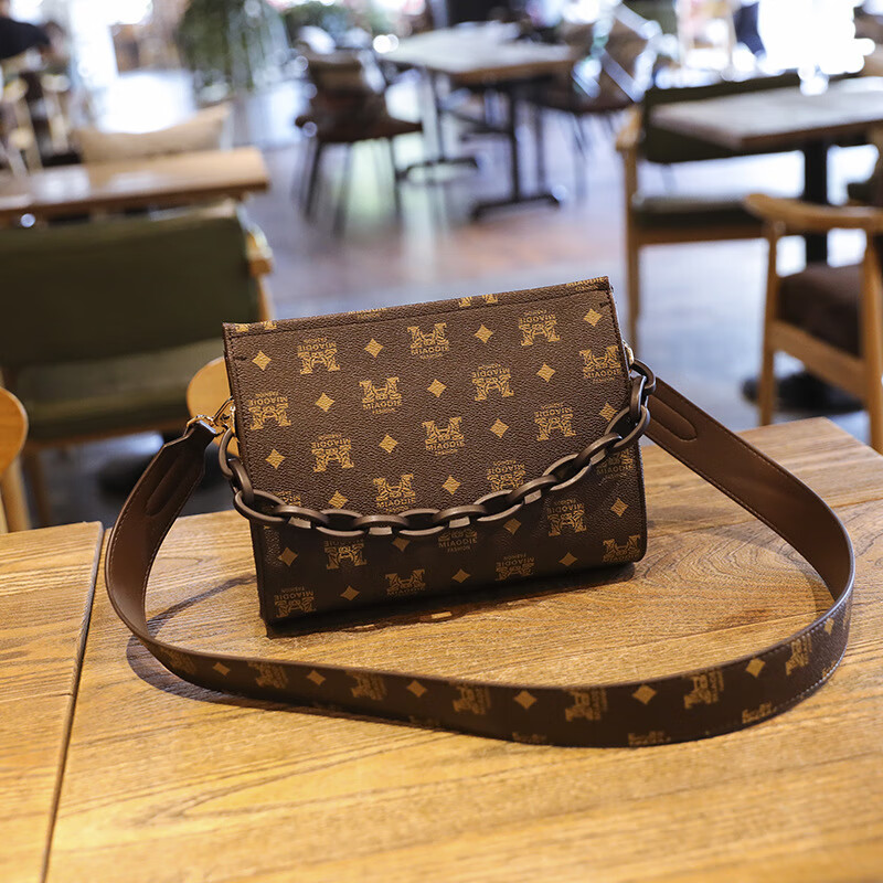 mospoke印花信封包手拿包包女2023新款链条斜挎包 m纹咖啡