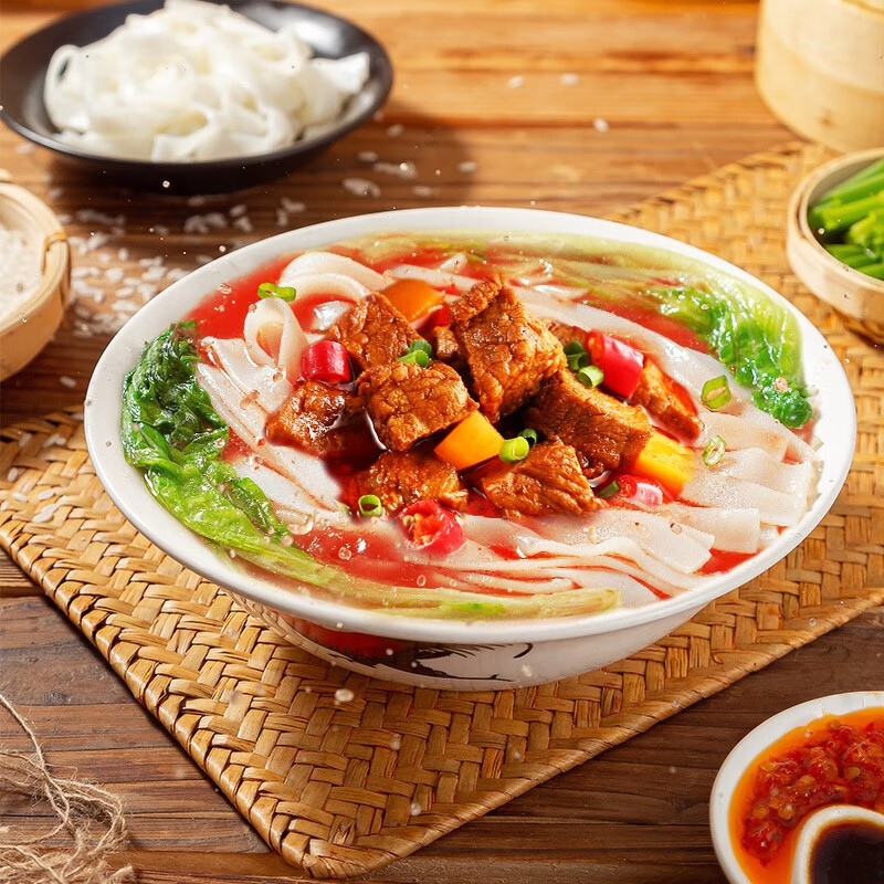 欢欢妈宽粉米粉带浇头牛肉粉扁粉米面方便粉丝米面桶装加餐即食速食免