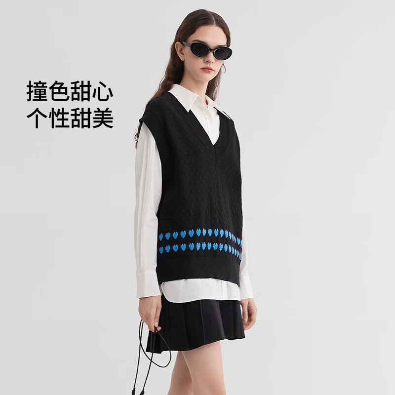 嫚熙(EMXEE)孕妇背心外穿季时尚百搭孕妇装设计感爱心撞色毛织上衣女 黑色蓝心 L