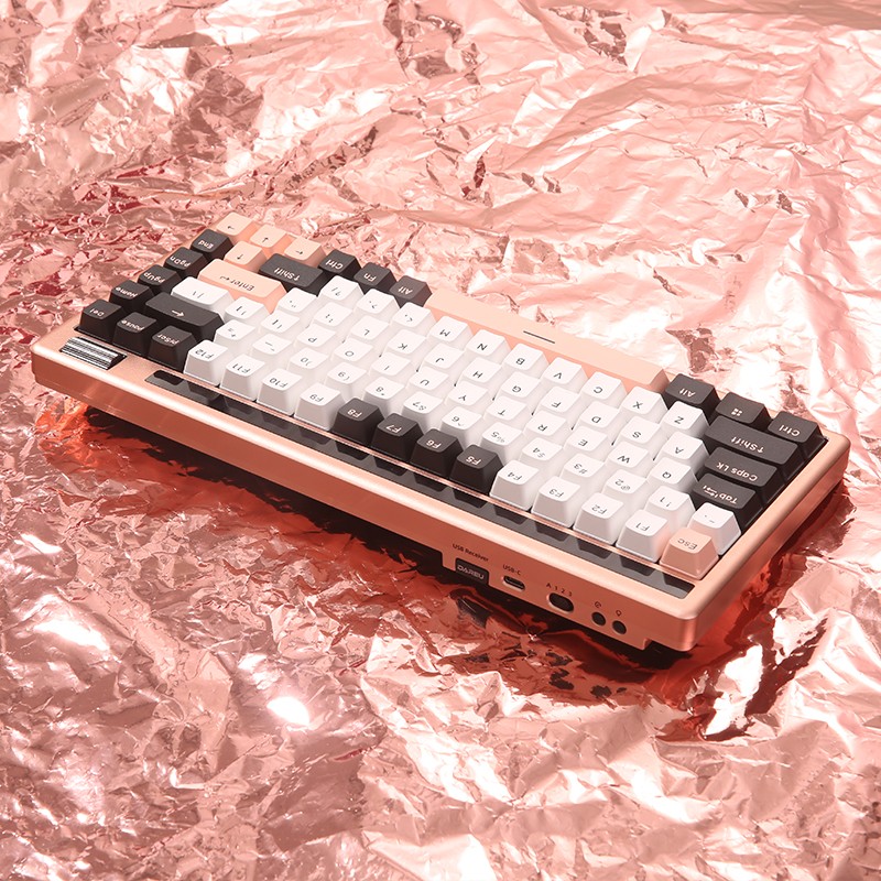 达尔优（dareu）A84pro客制化机械键盘 一体化铝合金机身 三模键盘 拾音律动 天空轴V3 白桃粉