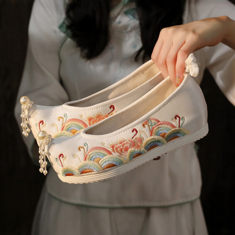 魅蜜妃春新款汉服鞋子女古风古装搭配绣花鞋女明制内增高单鞋 彩虹坠珠款(3.6cm)白色低跟 34