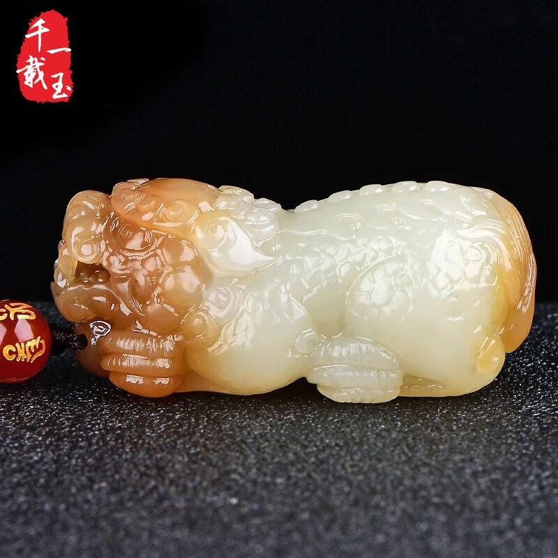 男士青白带糖色玉貔貅玉石玉坠怎样？插图