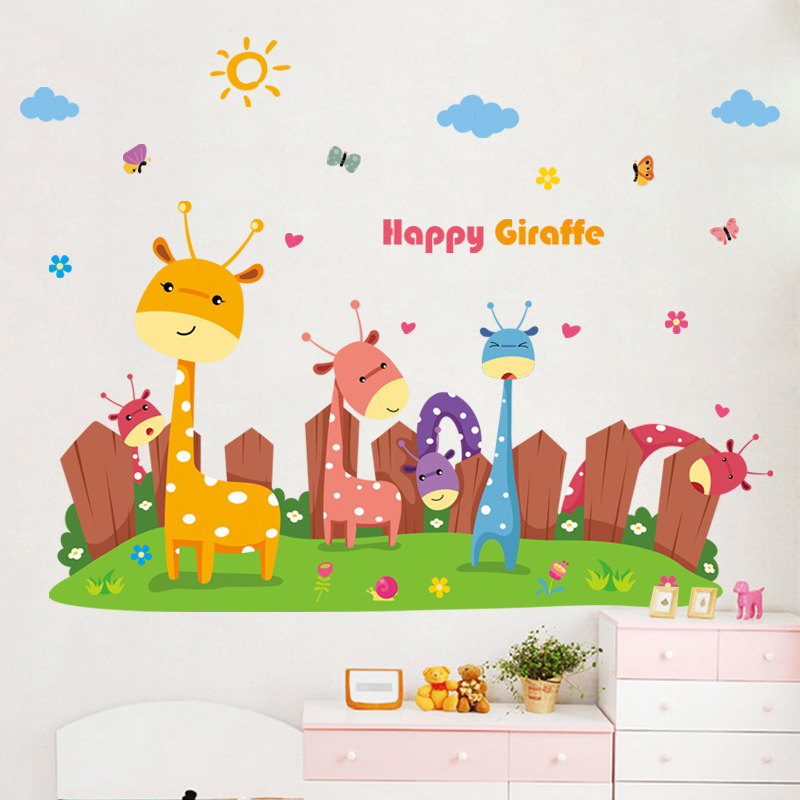 长颈鹿一家卡通动漫踢脚线墙贴温馨小动物家庭墙纸贴棚栏草坪植物花卉