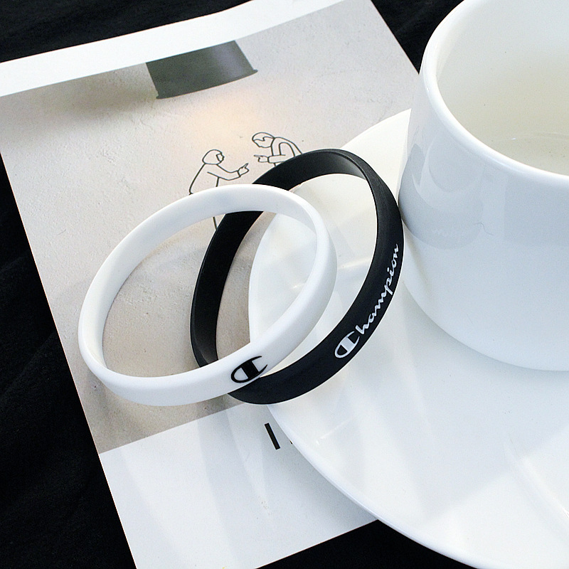 运动手环个性简约字母运动篮球男女橡胶腕带学生情侣能量手 一黑一白)