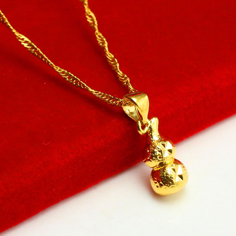 有不少款式好看的黄金首饰这款花私语系列的手镯镂空花朵图案就很别致