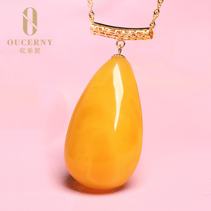 【18k金镶嵌蜜蜡吊坠 附证书】欧采妮 天然鸡油黄琥珀满蜜吊坠随型水滴锁骨链挂坠女款 天然鸡油黄满蜜吊坠使用感如何?