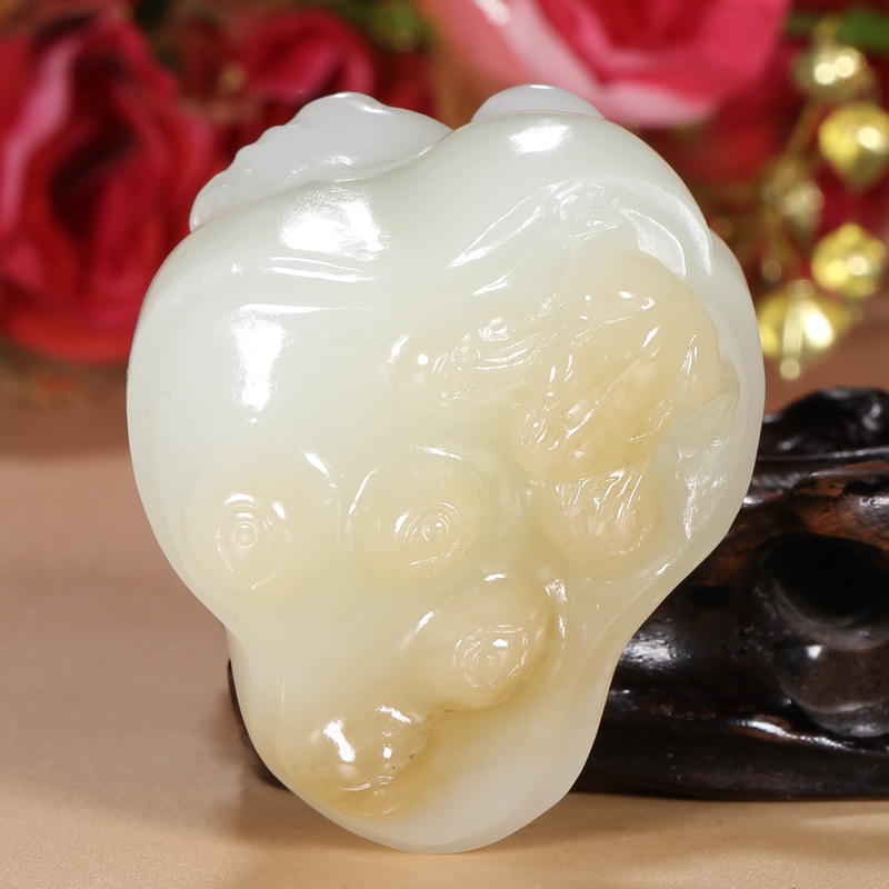 8苏州玉雕大师万子涵作品 和田玉白玉莲蓬连年发财手把件89.
