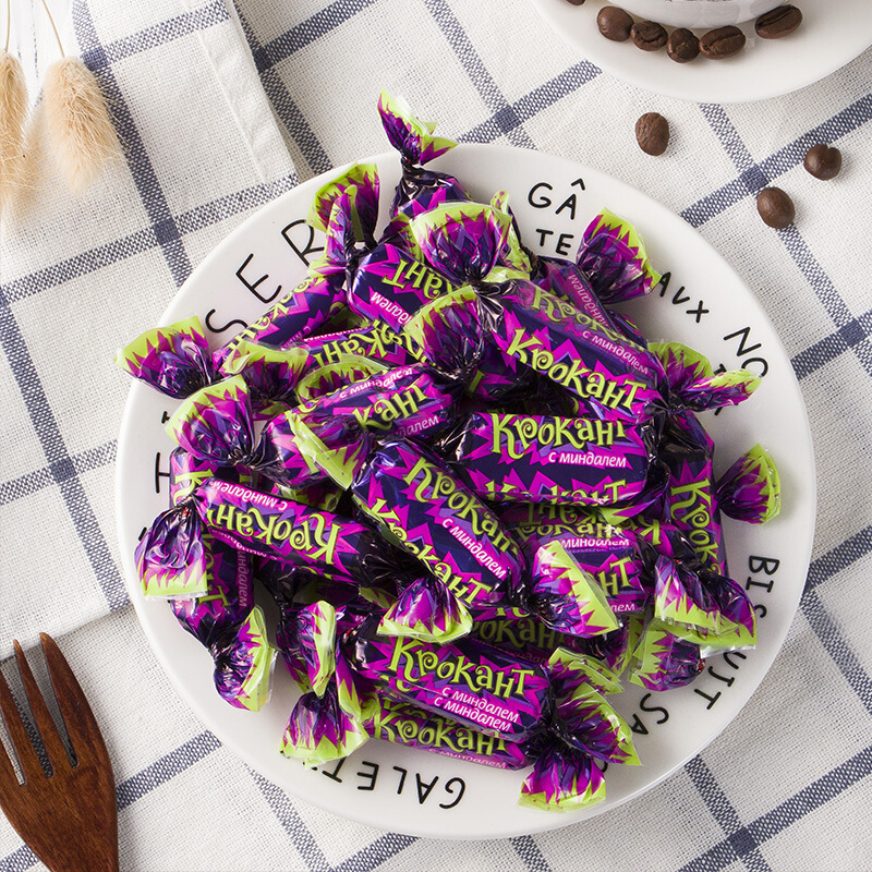 紫色包装小小的一块,脆脆的一咬即碎,口味香淡,外面一层醇厚的巧克力