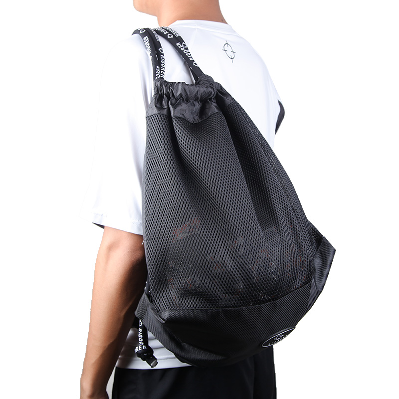 准者篮球包双肩运动背包这个包的布料厚不厚，怎样？