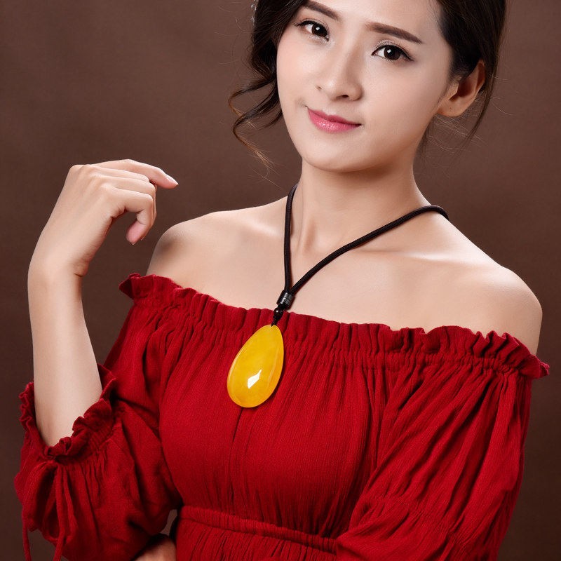 欧采妮（OUCERNY）天然蜜蜡吊坠女款鸡油黄红琥珀满蜜水滴项链男款孤品送老婆礼物 此款随机发 约8-10g择优发货