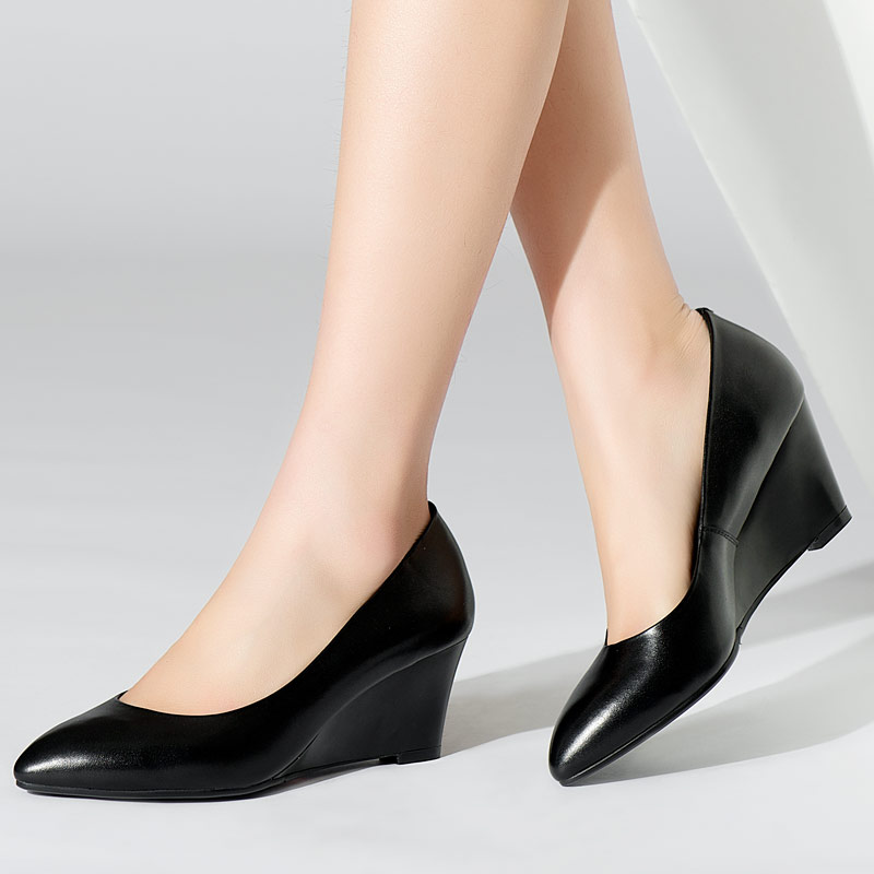 谜尚百丽女鞋2019春季尖头浅口黑色正装职业工作大小码真牛皮平底坡跟