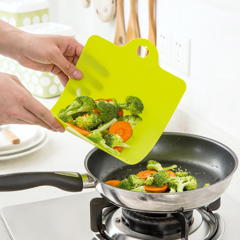 inomata日本进口切菜板分类砧板薄款塑料软砧板可悬挂弯曲 绿色