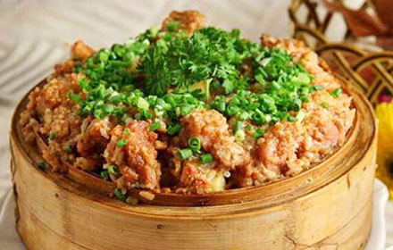 "格格"是万县俗语 意即蒸笼 蒸笼蒸羊肉就叫羊肉格格 蒸肥肠就叫肥肠